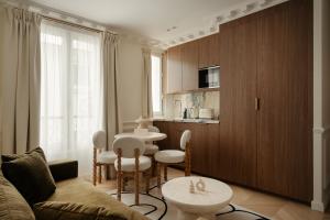 a living room with a couch and a table at Léon Hôtel in Paris