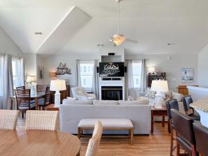 un salon avec un canapé et une table dans l'établissement SNH263 Gone Coastal, à Nags Head