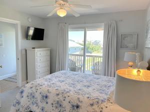 une chambre avec un lit et une vue sur un balcon dans l'établissement SNH263 Gone Coastal, à Nags Head 34 autres photos