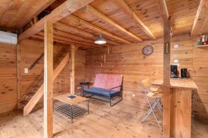 une pièce avec une chaise et une table dans une cabine dans l'établissement Petite maison de bois, à Banyuls-dels-Aspres