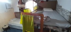 HOSTEL em Itaipuaçu próximo a praia e terminal da rua 01客房内的一张或多张床位