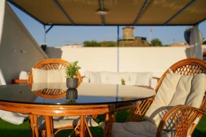 a table and chairs on a patio at Teraslı Müstakil Ev in Cunda