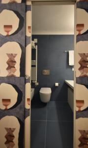 un bagno con WC e lavandino di Minerva mini a Bari