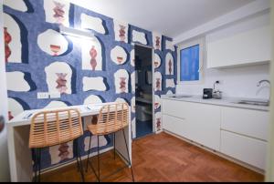 una cucina con una parete blu e bianca di Minerva mini a Bari