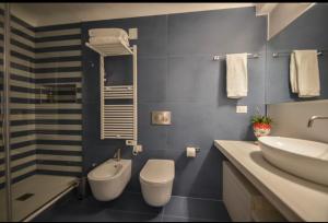 un bagno con WC e lavandino di Minerva mini a Bari Altre 5 foto