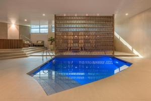 Bazén v ubytování Jumeirah Creekside Dubai nebo v jeho okolí