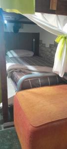 HOSTEL em Itaipuaçu próximo a praia e terminal da rua 01客房内的一张或多张床位