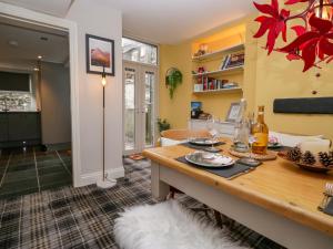 O bucătărie sau chicinetă la Poppy Cottage