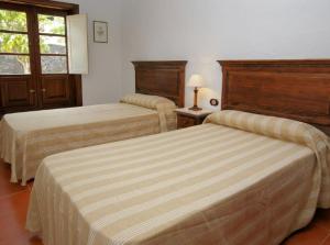 a hotel room with two beds and a window at Finca La Crucita - Maguez in Haría