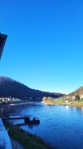 Un río con un barco en el agua en Renovierte Wohnung In Königstein, en Königstein