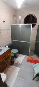 马里卡HOSTEL em Itaipuaçu próximo a praia e terminal da rua 01的带淋浴、马桶和水槽的浴室