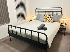 Postel nebo postele na pokoji v ubytování Central Vic Park Gem - Walk to Food Strip and More