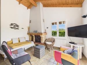 Μια τηλεόραση ή/και κέντρο ψυχαγωγίας στο Maison pour 10 avec jardin près de la mer