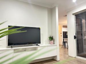 TV a/nebo společenská místnost v ubytování Central Vic Park Gem - Walk to Food Strip and More