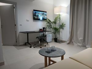 TV a/nebo společenská místnost v ubytování LHI Healthy Hotel Lecce
