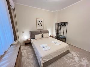 ein Schlafzimmer mit einem Bett mit zwei Handtüchern darauf in der Unterkunft Cozy 1BDR with Jacuzzi and WiFi near Vitosha BLVD in Sofia