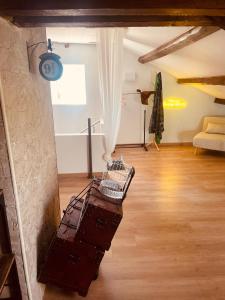 a living room with a cart in the middle of a room at Un soupçon de magie - 2min Gare - Direct Genève in Bellegarde-sur-Valserine