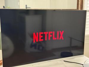 a television screen with the netflix sign on it at Appartement 3 pièces proche Paris & Disney in Nogent-sur-Marne