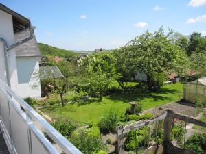 - une vue sur le jardin depuis le balcon d'une maison dans l'établissement Ferienwohnung Schönhense, à Medebach