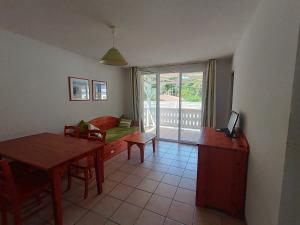 Μια τηλεόραση ή/και κέντρο ψυχαγωγίας στο appartement dans residence avec piscine +10 φωτογραφίες