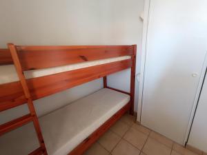 Ένα ή περισσότερα κρεβάτια σε δωμάτιο στο appartement dans residence avec piscine