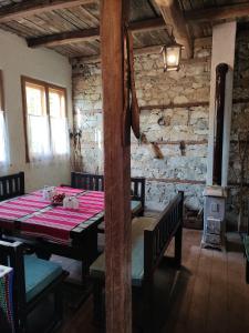 una sala da pranzo con tavolo e piano cottura di Кулинарна къща за гости СОФРИЦА a Hvoyna Altre 20 foto