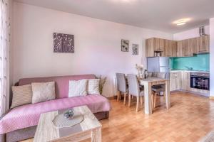 チジチにあるApartment Baranのソファとテーブルのあるリビングルーム +11枚の写真