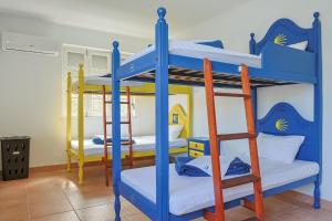Palanda nebo palandy na pokoji v ubytování Albergue de São Bento