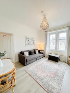 una sala de estar con un sofá y una mesa en Chic flat close to Edinburgh, Airport, & Zoo, en Edimburgo