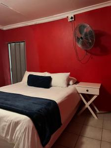 Postel nebo postele na pokoji v ubytování Greyhouse Lodge