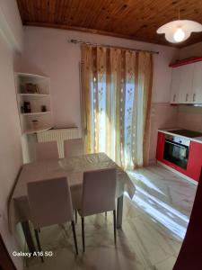 Kuchyň nebo kuchyňský kout v ubytování house chrisoula