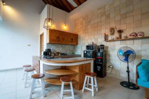 Η κουζίνα ή μικρή κουζίνα στο Private suite in Balinese pool villa near Echo Beach!
