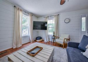 ein Wohnzimmer mit Sofa und Tisch in der Unterkunft Bama Retreat - Sleeps 10, 5 Miles to Game Day Fun in Northport