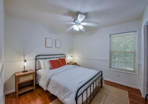 ein Schlafzimmer mit einem Bett und einem Deckenventilator in der Unterkunft Bama Retreat - Sleeps 10, 5 Miles to Game Day Fun in Northport