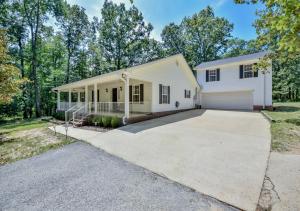 ein weißes Haus mit Auffahrt in der Unterkunft Bama Retreat - Sleeps 10, 5 Miles to Game Day Fun in Northport