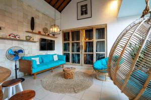 Μια τηλεόραση ή/και κέντρο ψυχαγωγίας στο Private suite in Balinese pool villa near Echo Beach!