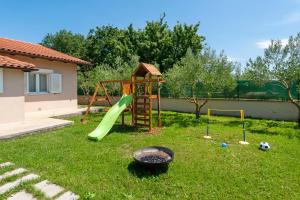 ロヴィニにあるVilla Suzy in Rovinj near the seaの裏庭(滑り台付き遊び場あり)