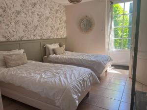 una camera da letto con due letti e una finestra di 2 Bed apartment on the Dordogne River a Saint-Seurin-de-Prats