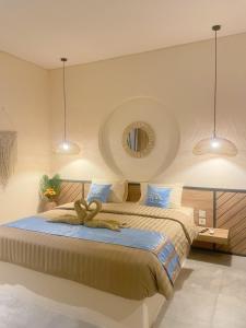 Postel nebo postele na pokoji v ubytování Honeymoon Villa Jogja - fulton Maleha