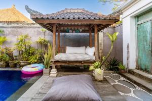 Πισίνα στο ή κοντά στο Private suite in Balinese pool villa near Echo Beach!