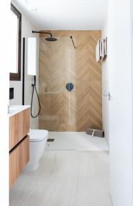 ein Badezimmer mit Dusche, Toilette und Waschbecken in der Unterkunft Modern Villa in Santa Rosalía with Rooftop View BY COELI HOME LIVING in Torre-Pacheco