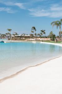 Blick auf einen Strand mit Palmen im Hintergrund in der Unterkunft Modern Villa in Santa Rosalía with Rooftop View BY COELI HOME LIVING in Torre-Pacheco