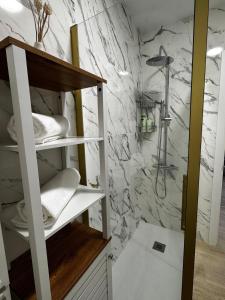 a bathroom with a white marble wall at Sunny apartment Carihuela in Torremolinos