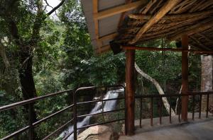 Rõdu või terrass majutusasutuses Kithul cob hideaway