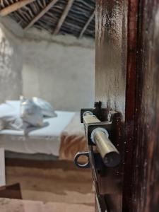 Voodi või voodid majutusasutuse Kithul cob hideaway toas