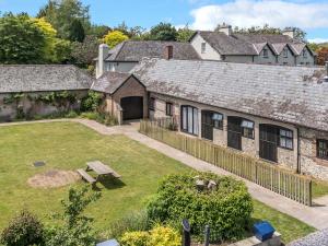 eine Luftansicht eines Gebäudes mit einem Hof in der Unterkunft Keepers Cottage in Blandford Forum