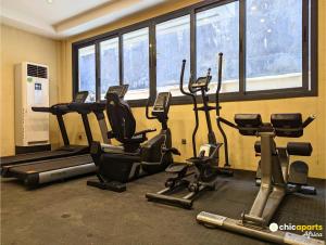 a gym with several exercise bikes and elliptical machines at Studio chic avec parking près de l'aéroport in Douala