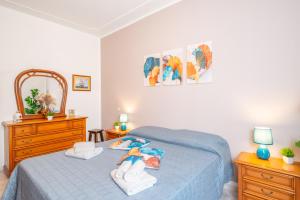 una camera da letto con un letto, un comò e uno specchio di Piombino Apartments Casa Rossana a Piombino 1 altra foto