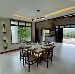 a kitchen and dining room with a table and chairs at Casa da Concordia in Vassouras