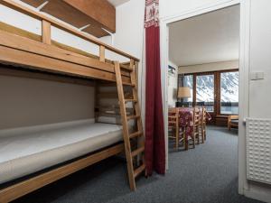 sypialnia z 2 łóżkami piętrowymi i stołem w obiekcie Appartement spacieux à Tignes - Accès direct aux pistes - 7 personnes - FR-1-502-391 w mieście Tignes